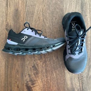 On running cloud runner women’s size 9 black grey purple